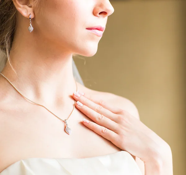 Conceito de beleza e jóias - mulher vestindo pingente de diamante brilhante — Fotografia de Stock