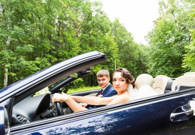 Gelin ve damat cabriolet poz güzel genç Çift