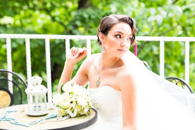 Restoran terasında güzel güzel gelin