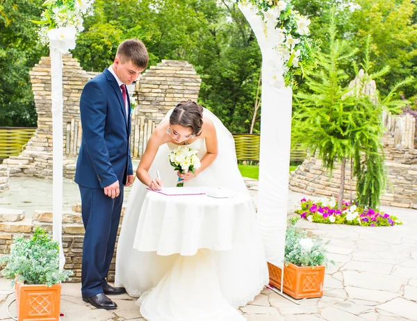 Couple se marier lors d'une cérémonie de mariage en plein air — Photo