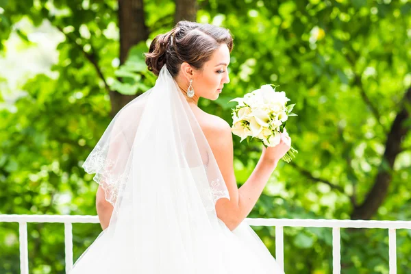 花束、屋外ポートレートとウェディング ドレスの美しい花嫁少女 — ストック写真