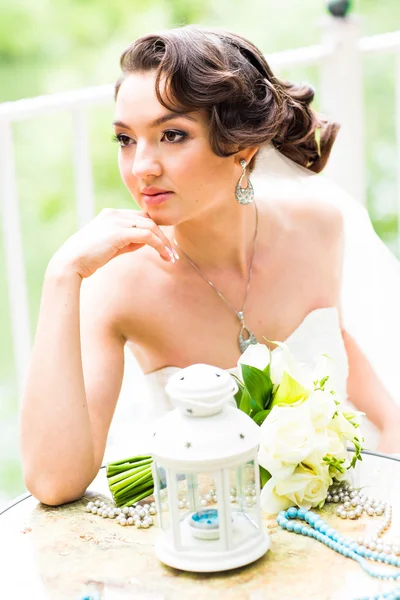 Wunderschöne Braut auf der Restaurantterrasse — Stockfoto