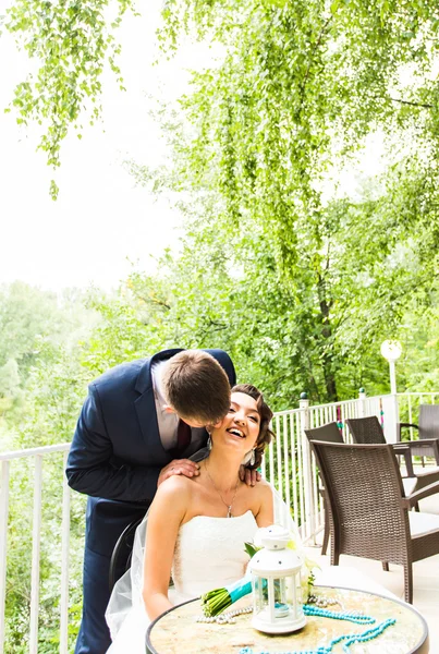 Belle mariée magnifique et marié élégant sur la terrasse du restaurant — Photo