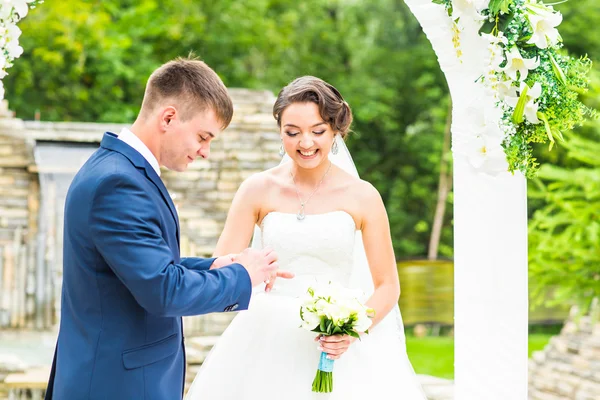 Bräutigam streift Braut bei Hochzeit Ring am Finger — Stockfoto