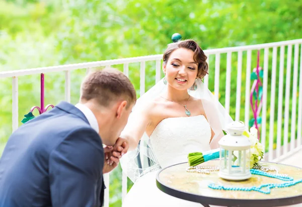 Mooie prachtige bruid en bruidegom van de stijlvolle op het terras van het restaurant — Stockfoto