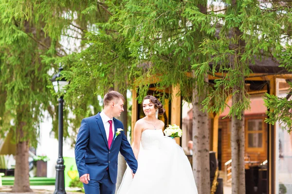 Couple marié joyeux dans un parc — Photo