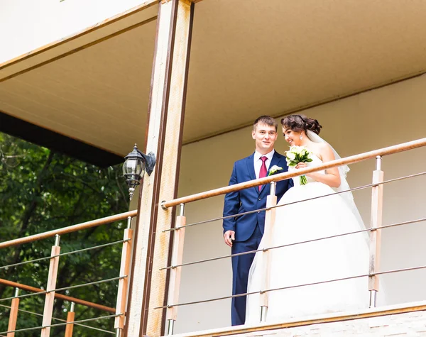 Braut und Bräutigam bei einem romantischen Moment am Hochzeitstag — Stockfoto