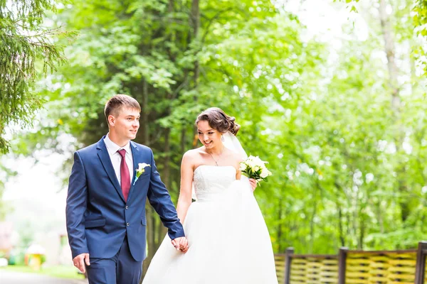 Couple marié joyeux dans un parc — Photo