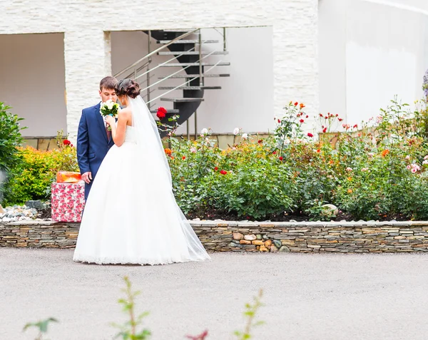 Mariés ayant un moment romantique le jour de leur mariage — Photo