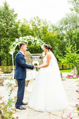 bir açık hava düğün töreninde evlenen çift