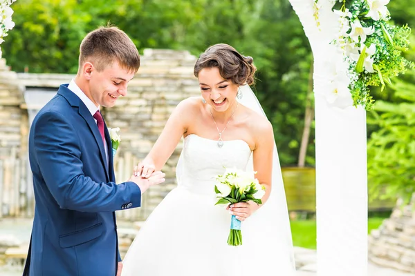 Noivo e noiva está usando um anel no dedo, cerimônia de casamento. Ouro, símbolo, religião, amor . — Fotografia de Stock