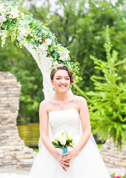 Felice bella sposa — Foto Stock