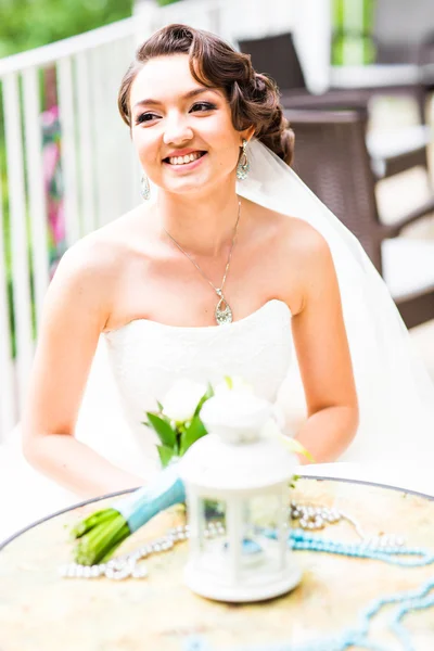 Glücklich schöne Braut — Stockfoto