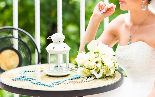 Bouquet nuziale di sposa - rose bianche e callas che si trovano su tavolo a matrimonio . — Foto Stock