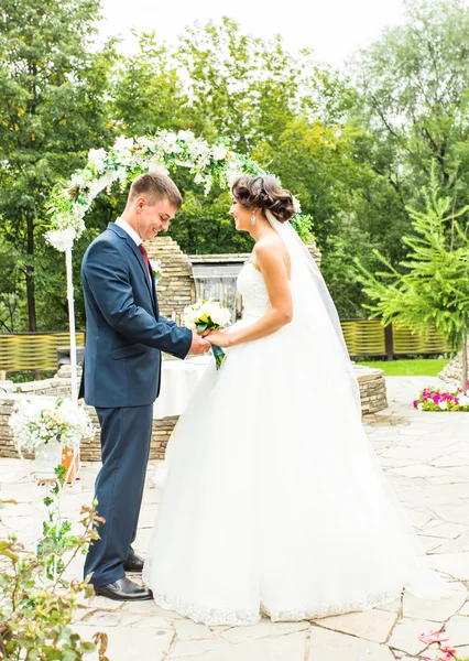 Bir açık hava düğün töreninde evlenen çift — Stok fotoğraf