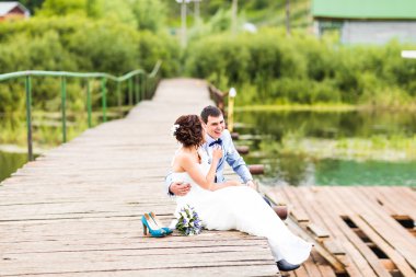 İskelede oturup güzel genç Düğün çifti