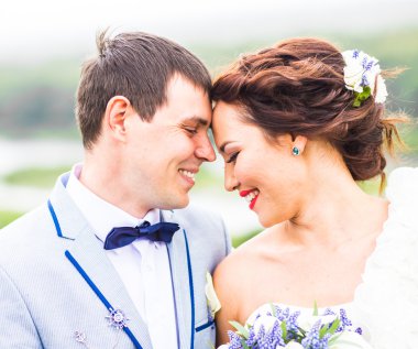 sarılma ve öpüşme Düğün çifti