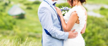 Gelin ve damat gün açık havada yürüyüş düğününde Doğa bahar. Yeşil park kucaklayan mutlu yeni evli.