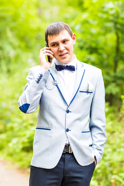 Kaukasische man met mobiele telefoon in de natuur — Stockfoto