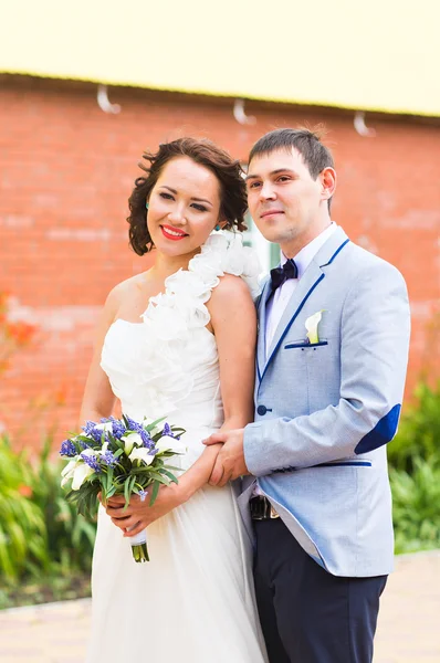 Красива біла пара щойно одружена — стокове фото