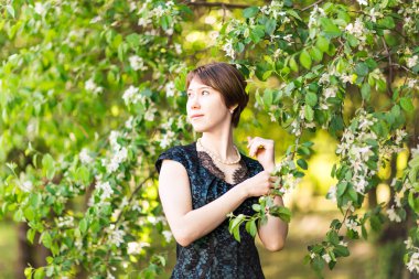 Yaz elbisesi bahar kadın güneşzevk yeşil parkta yürüyüş. Eğlenceli ve güzel karışık yarış kız