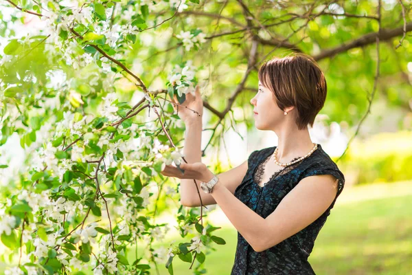 Våren kvinna i sommarklänning gå på Green Park njuter av solen. Lekfull och vacker blandad ras flicka — Stockfoto