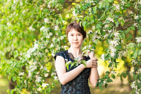 Belle jeune asiatique femme dans floraison printemps jardin . — Photo