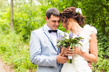 Gelin ve damat düğün buketiyle