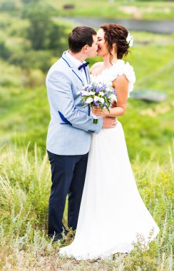 Gelin ve damat düğün buketiyle