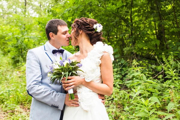 Bride and groom with wedding bouquet — Stock Photo, Image