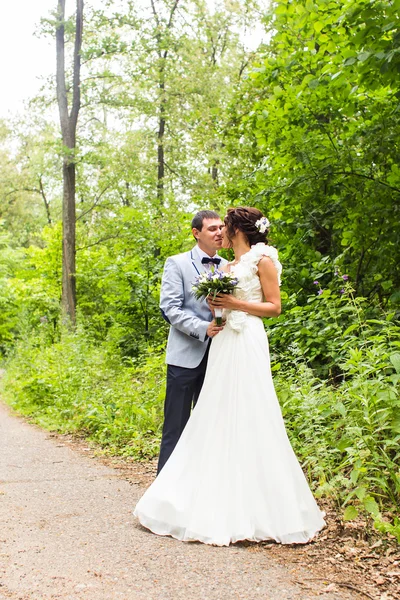 Casamento par abraçando e beijando — Fotografia de Stock