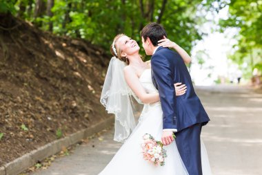 Sadece evli çift bir parkın çalıştıran