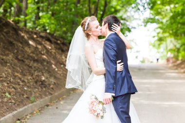 Sadece evli çift bir parkın çalıştıran