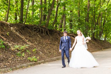 mutlu gelin ve Damat Düğün günü üzerinde bir park