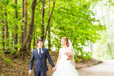 Düğün çifti yolda.