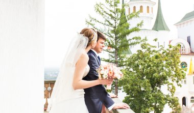 Düğün, güzel romantik gelin ve damat kucaklayan