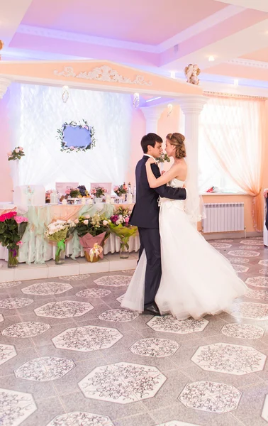 Esküvői tánc-a menyasszony és a vőlegény — Stock Fotó