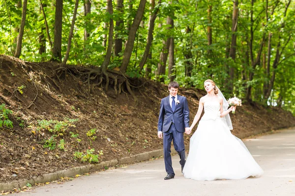 mutlu gelin ve Damat Düğün günü üzerinde bir park