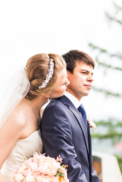 Bröllop, vackra romantiska bruden och brudgummen Embracing — Stockfoto
