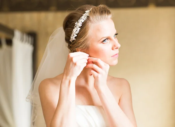 Close up of beautiful woman wearing shiny diamond earrings — Stock Photo, Image