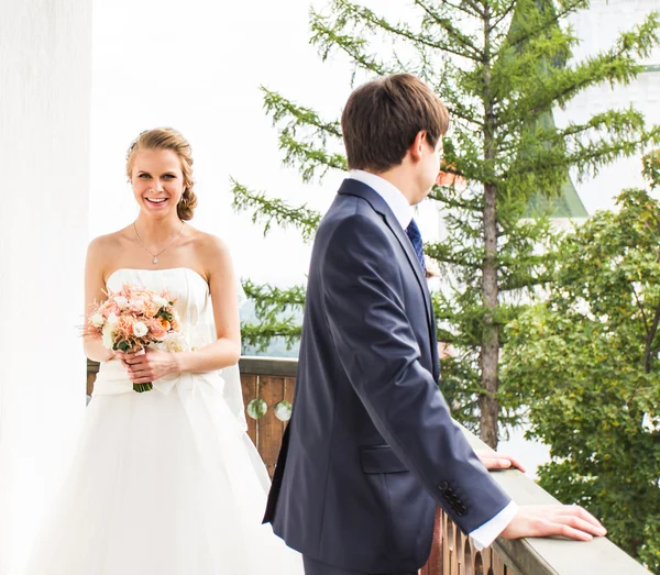 Casamento, bela noiva romântica e noivo — Fotografia de Stock