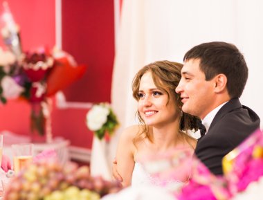 Birlikte oturan yeni evliler. Bir restoranda Resepsiyon düğün kutlama.