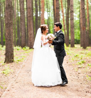 Gelin ve damat dans doğada. Düğün dansı açık havada