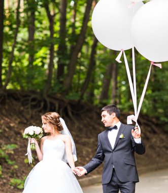 yaz tatili, kutlama ve düğün kavramı - renkli balonlarla Çift
