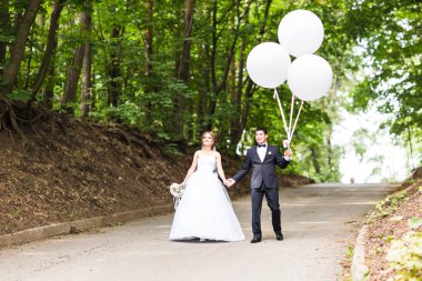 yaz tatili, kutlama ve düğün kavramı - renkli balonlarla Çift