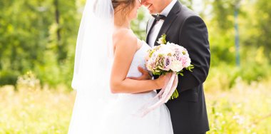 Gelinlerin elinde güzel bir buket.