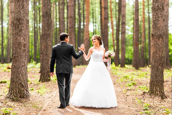 Noiva e noivo dançando na natureza. Dança de casamento ao ar livre — Fotografia de Stock