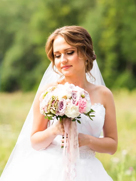 Bella sposa con mazzo di fiori all'aperto — Foto Stock