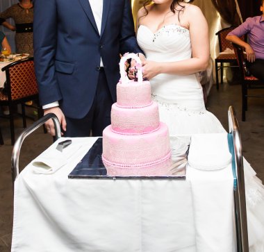 Gelin ve damat düğün pastalarını kesiyorlar.