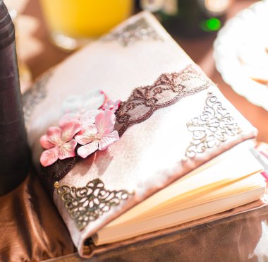 dilek kitap düğün çiçek ve dantel ile dekore edilmiş